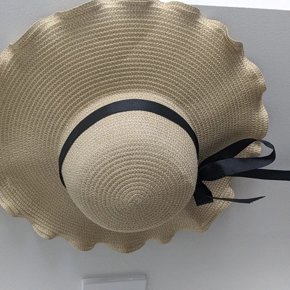 Straw hat, very wide brim, black ribbon - Picture 2 of 4